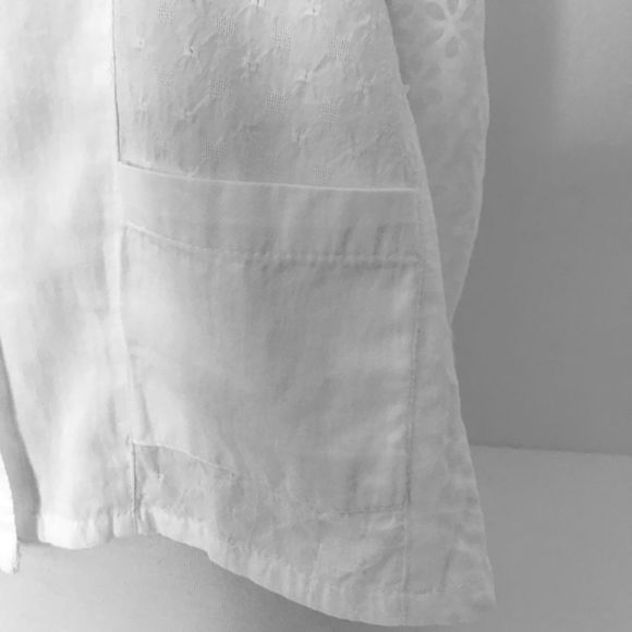White Cotton Sleeveless Blouse, Button-Down, with lace and two pockets - Picture 3 of 7